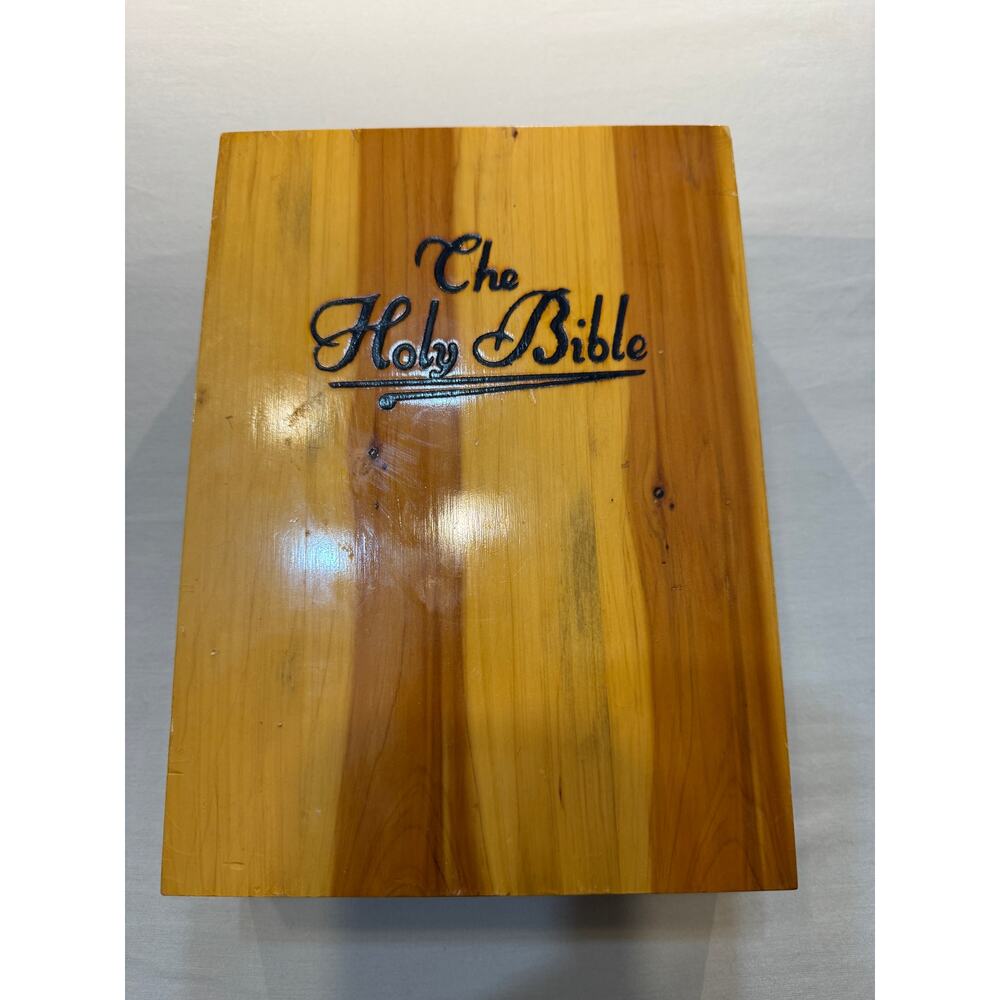 Vintage Memorial Edition Holy Bible Illustrated Cedar Box Union Made Fenton‎ MO